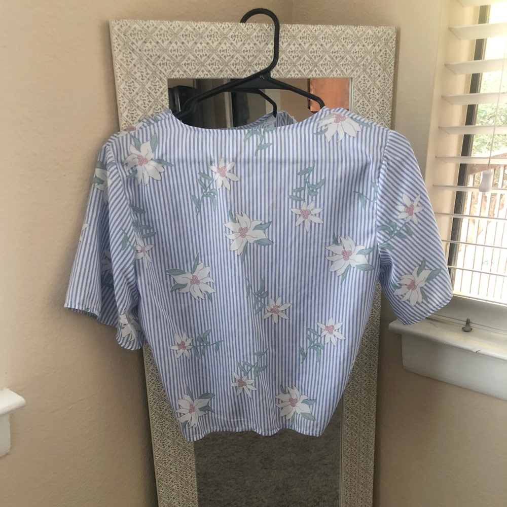 Crop Top Blouse 🌼 - Picture 6 of 6